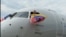 El piloto del vuelo de American Airlines celebra la reanudación de la ruta directa entre Miami Caracas agitando la bandera de Venezuela desde la cabina del avión. 