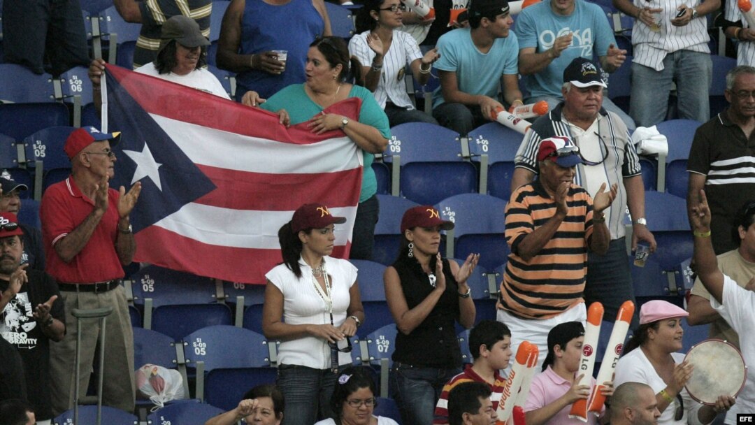 Aficionados puertorriqueños respaldan a su equipo los Indios de Mayagüez. Foto de archivo.