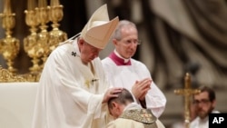 El Papa Francisco ordena al obispo Antoine Camilleri en la Basílica de San Pedro, en el Vaticano, el viernes 4 de octubre de 2019. (AP/Alessandra Tarantino/Archivo)