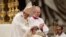 El Papa Francisco ordena al obispo Antoine Camilleri en la Basílica de San Pedro, en el Vaticano, el viernes 4 de octubre de 2019. (AP/Alessandra Tarantino/Archivo)