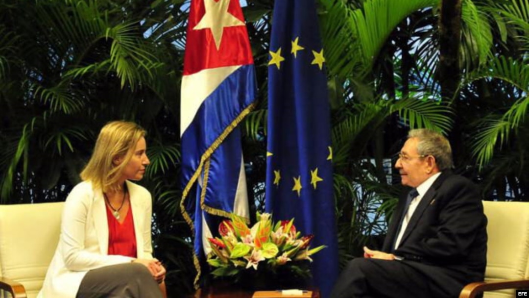 Imagen de la reunión sostenida entre Raúl Castro y la jefa de la diplomacia de la Unión Europea, Federica Mogherini, marzo de 2015.