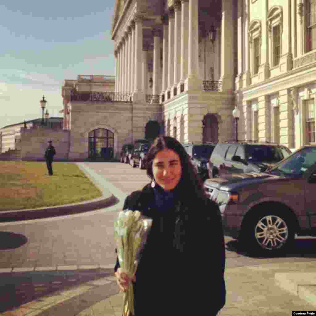 Yoani Sánchez en la entrada del Capitolio. Tomado del Twitter de Mario Díaz Balart.