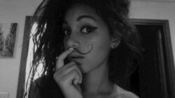 1800 Online con la modelo y clarinetista cubana Karina Valero Tieles.