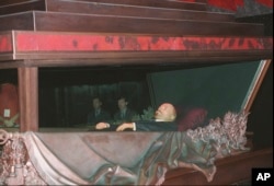 El cuerpo embalsamado de Lenin yace en el mausoleo de la Plaza Roja de Moscú erigido en su honor. (AP, Archivo)