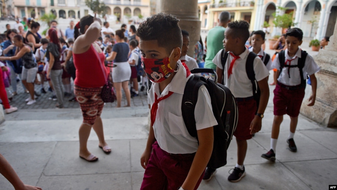 NIños en Cuba usan máscaras para protegerse del coronavirus. (Archivo/Yamil LAGE/AFP)