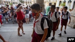 NIños en Cuba usan máscaras para protegerse del coronavirus. (Archivo/Yamil LAGE/AFP)