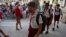 NIños en Cuba usan máscaras para protegerse del coronavirus