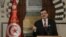El primer ministro tunecino, Ali Laridi, comparece durante una rueda de prensa celebrada en la sede de la presidencia del Gobierno en la capital tunecina. 
