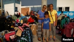 Una familia de migrantes venezolanos en camino a Perú. REUTERS/Carlos Garcia Rawlins