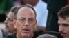 Alejandro Castro Espín (izq.), hijo de Raúl Castro —quien ha sido acusado formalmente por un tribunal estadounidense—, asiste a un acto de apoyo a este frente a la Embajada de Estados Unidos en La Habana, el 22 de mayo de 2026. ADALBERTO ROQUE / AFP