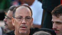 Alejandro Castro Espín (izq.), hijo de Raúl Castro —quien ha sido acusado formalmente por un tribunal estadounidense—, asiste a un acto de apoyo a este frente a la Embajada de Estados Unidos en La Habana, el 22 de mayo de 2026. ADALBERTO ROQUE / AFP