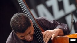 Un músico jazzista cubano en pleno concierto.