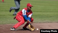 El campo corto cubano Erisbel Arruebarruena llegó un acuerdo para firmar con los Dodgers.