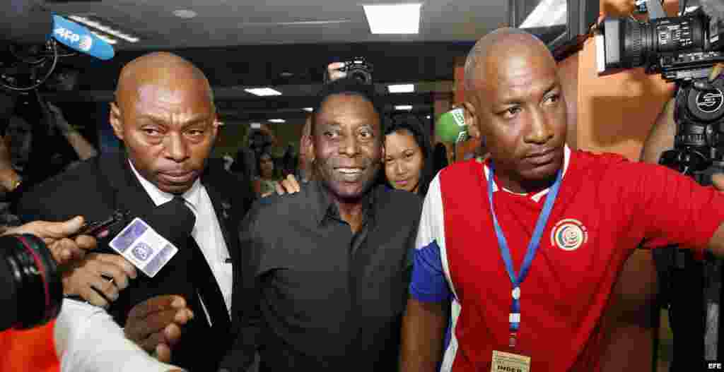 El exfutbolista brasileño Edson Arantes do Nascimento Pelé (c) llega hoy, domingo 31 de mayo de 2015, a La Habana (Cuba).