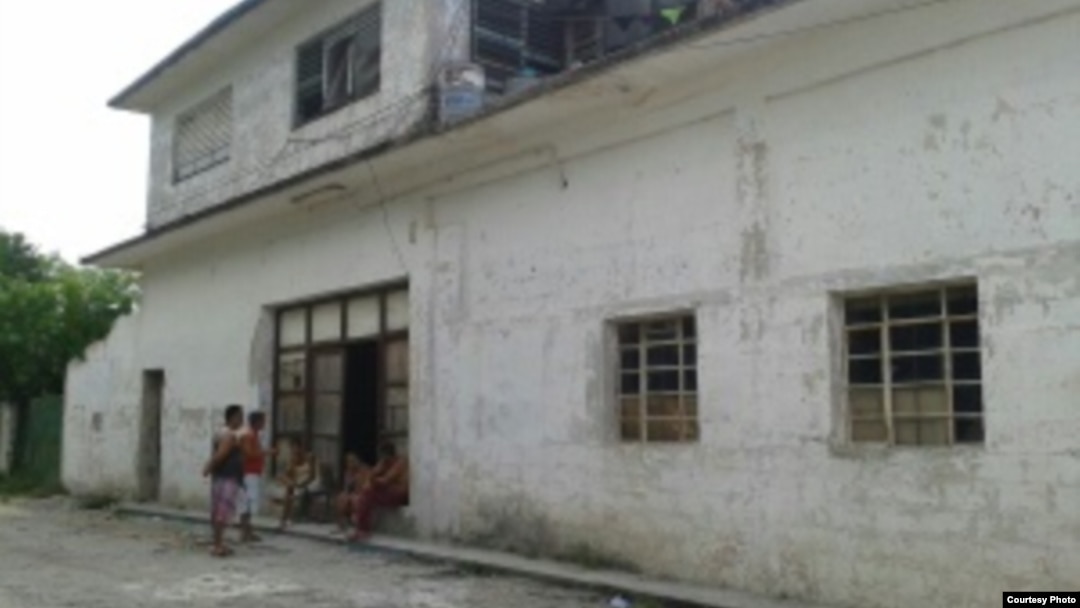 Taller en Lawton que se adaptará para la reubicación de 48 familias que actualmente viven en albergues de la capital.