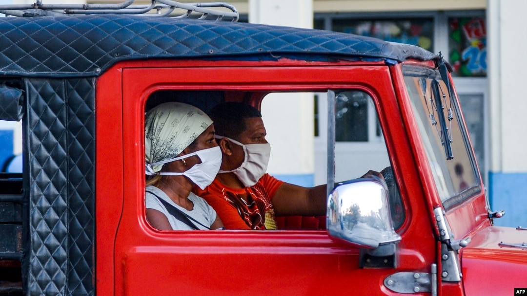 Cubanos se protegen del COVID-19.