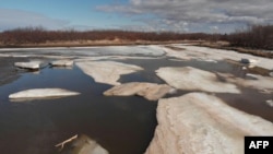 Imágenes aéreas de los lagos de la tundra derritiéndose en el camino de Quinhagak a Betel, Alaska. AFP.