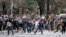 Varios manifestantes egipcios lanzan objetos a las fuerzas de seguridad 
