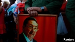 Una persona sostiene una fotografía de Raúl Castro en La Habana, Cuba, el 22 de mayo de 2026. REUTERS/Norlys Perez