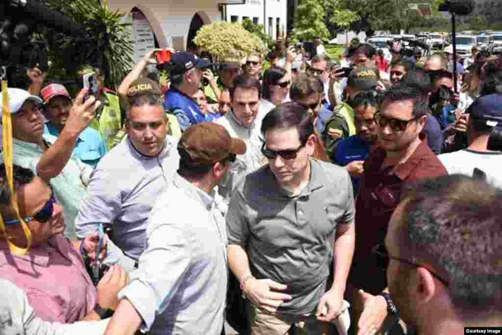 Rubio, el embajador Trujillo y el congresista Díaz-Balart llegan al puente Simón Bolívar en Cúcuta, Colombia. (Fotos cortesía de la oficina del senador Rubio)