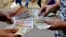 Doble moneda en Cuba. YAMIL LAGE / AFP