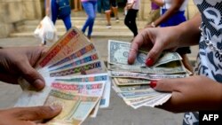 Imagen de una transacción de billetes en Cuba, en diciembre de 2019 (Yamil Lage / AFP).