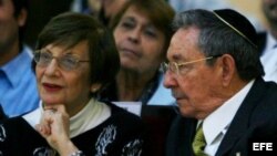 Raúl Castro y la presidenta de la Comunidad Hebrea de Cuba, Adela Dworin en una celebración del Hanukkah o Fiesta de las Luminarias en el capitalino Patronato de la Casa de la Comunidad Hebrea de Cuba, en La Habana.