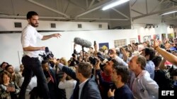 Dos cerdos con los nombres "Fidel" y "Raúl" descansan en la exposición del artista cubano Danilo Maldonado, conocido como "El Sexto", en la Market Galery en Miami (Estados Unidos) ayer, 25 de febrero de 2016.