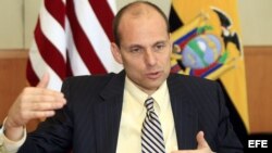 Fotografía de este 16 de julio de 2012 del nuevo embajador de Estados Unidos en Quito, Adam Namm, hablando en la capital ecuatoriana. Namm alertó que Ecuador se expone al "riesgo" de sanciones de su país por sus acuerd