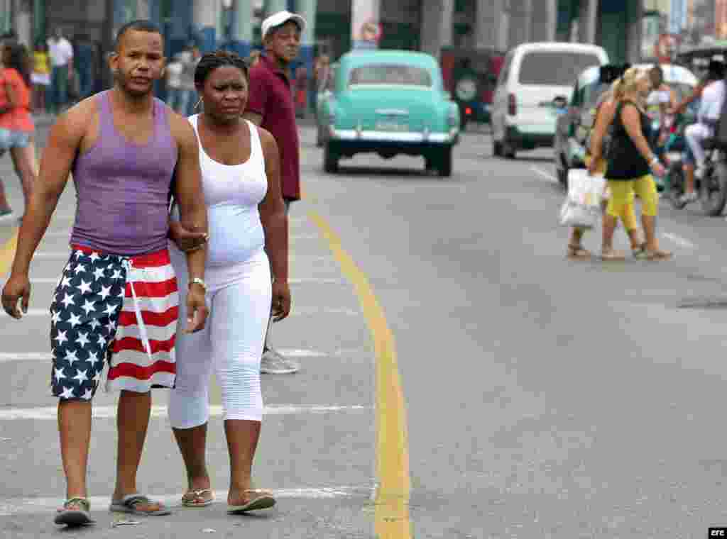 Los hombres también llevan la bandera &quot;del imperio&quot;: en objetos personales, transporte privado, fachadas de sus viviendas y pequeños negocios...