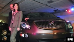 La presidenta y directora general de General Motors en México, Grace Lieblein y el director de ventas, Ernesto Hernández.