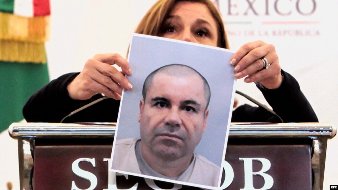 La titular de la Procuraduría General de la República, Arely Gómez, muestra una foto de Joaquín "El Chapo" Guzmán. 