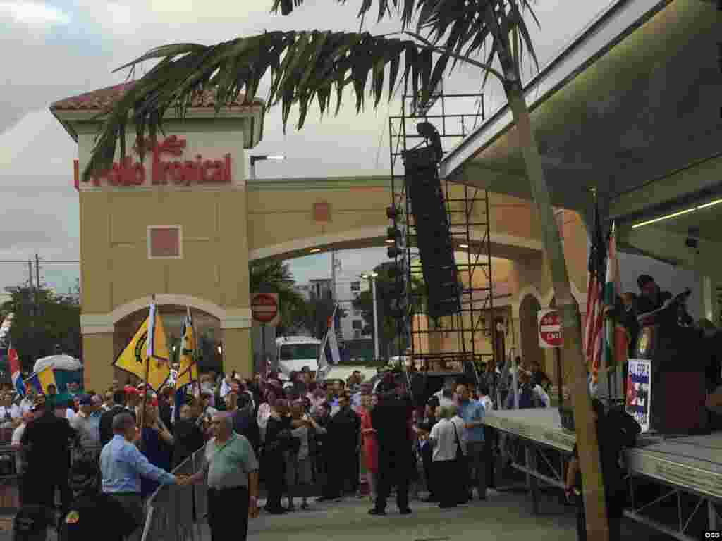 Cubanos desbordan la Calle 8 de la Pequeña Habana, en Miami, en una concentración por la libertad de Cuba.