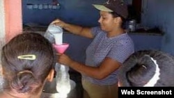 Venta de leche racionada en Cuba.