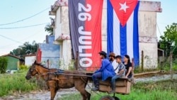 Residentes se trasladan en una carretón de caballos ante la falta de transporte urbano la ciudad de Pinar del Río, cede este año del acto central por el 26 de Julio. 