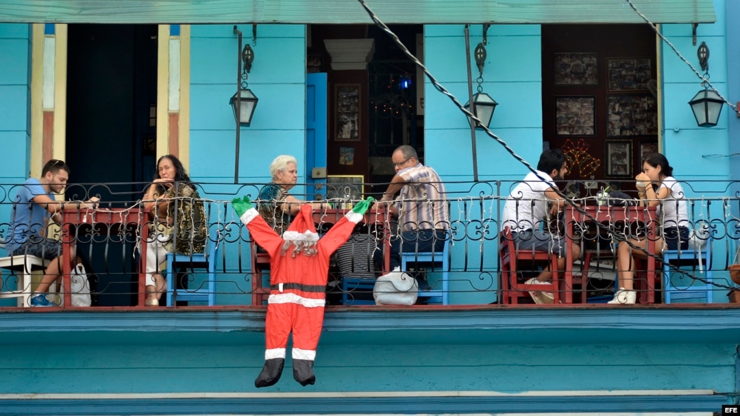 Un restaurante adornado con una imagen de Santa Claus en La Habana. EFE 