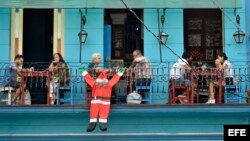 Un restaurante adornado con una imagen de Santa Claus en La Habana. EFE 