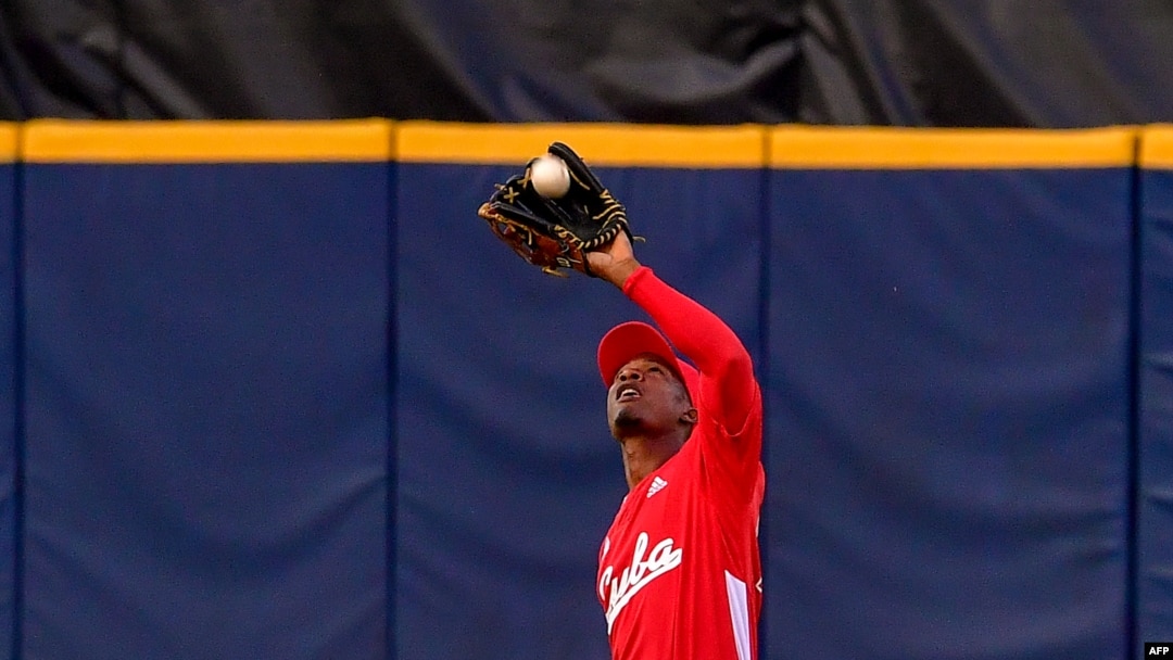 Yuniesky Laurdet de Leñadores de las Tunas atrapa la bola en un juego contra Panamá, durante la pasada Serie del Caribe. (Arcjivo)
