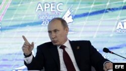 El presidente ruso, Vladimir Putin, interviene en una reunión de la cumbre del Foro de Cooperación Económica de Asia-Pacífico (APEC) en la isla indonesia de Bali.  