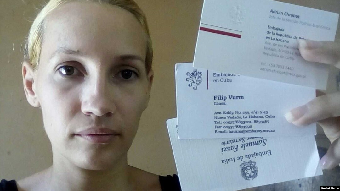 Sol Basulto de La Hora de Cuba, muestra las tarjetas de los diplomáticos que la visitaron.