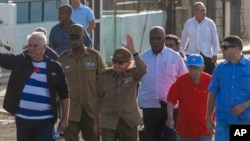 El gran conflicto cubano es de base política, dijo una de las entrevistadas sobre la crisis en la isla. En la imagen el gobernante Miguel Díaz-Canel junto a Raúl Castro y otros miembros de la cúpula del poder durante una marcha en La Habana / Foto AP (Ramon Espinosa)