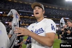 El bateador designado de los Dodgers de Los Ángeles Shohei Ohtani (17) celebra después de derrotar a los Mets de Nueva York en el sexto partido de la NLCS de los playoffs de la MLB 2024 . (Jayne Kamin-Oncea-Imagn Images)