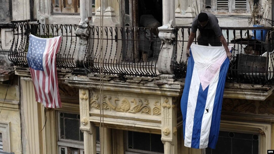 Una bandera de EEUU junto a una cubana en un balcón de La Habana Vieja.