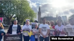 Manifestantes venezolanos protestaron frente al Palacio de la Paz en Países Bajos contra la gobernante interina Delcy Rodríguez.