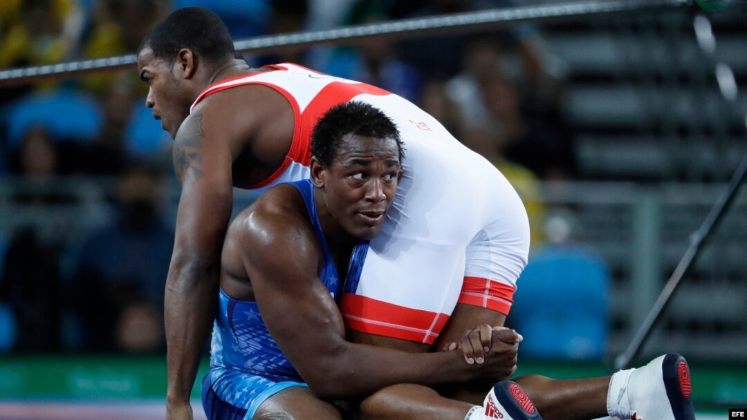 Reineris Salas Perez en acción contra J'den Michael Tbory Cox. EFE