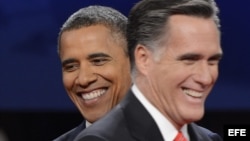 El candidato republicano a la presidencia de EEUU, Mitt Romney (d), y el presidente y aspirante a la reelección, Barack Obama.