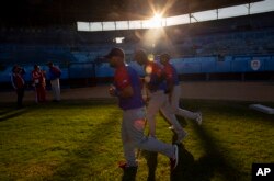 Peloteros cubanos entrenan en el Latinoamericano, en enero de 2023. AP Photo/Ismael Francisco