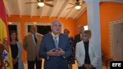 La cónsul de España en Miami, Cristina Barrios (d), escucha al alcalde de Miami, Tomás Regalado (c), tras condecorarle con la Encomienda de la Real Orden de Isabel la Católica