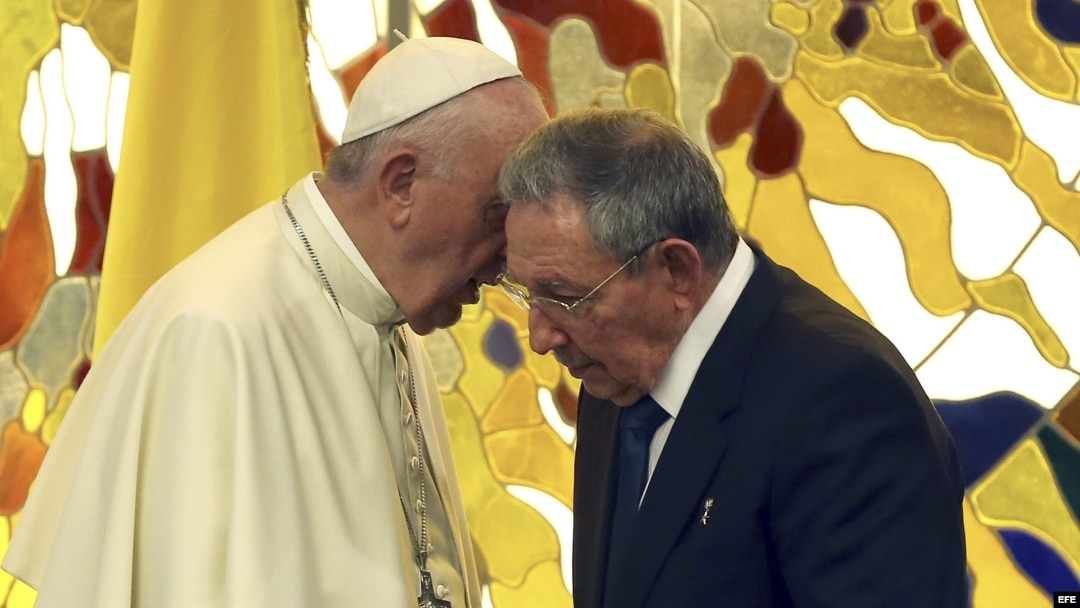 Saludos entre el General Raúl Castro y el papa Francisco en La Habana, en su primera visita oficial a Cuba.