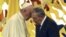 Saludos entre el General Raúl Castro y el papa Francisco en La Habana, en su primera visita oficial a Cuba.